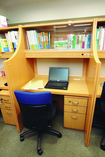 キャレルの書棚や引き出しは鍵付き。大型の個人用ロッカーも完備